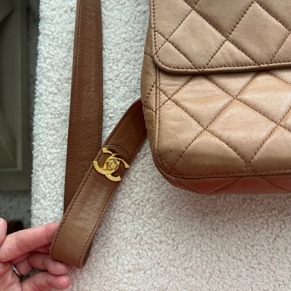 RARE! Chanel Vintage Lambskin Caramel Backpack in Very Good Condtion - Picture 6 of 11